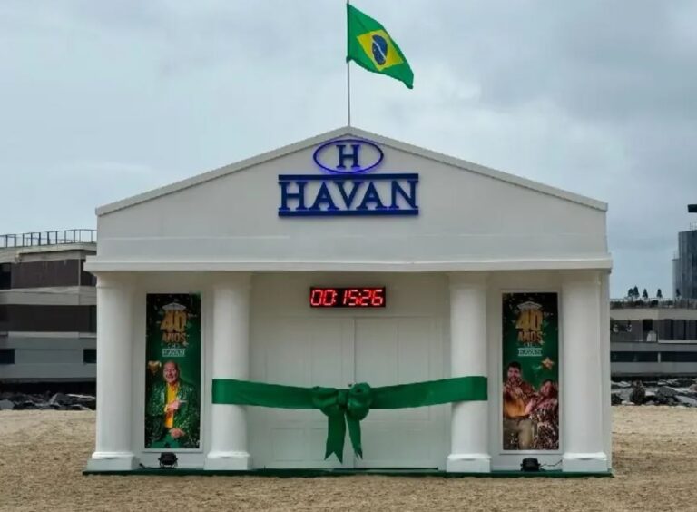 Casa misteriosa da Havan desperta curiosidade ao surgir nas areias de Porto Belo